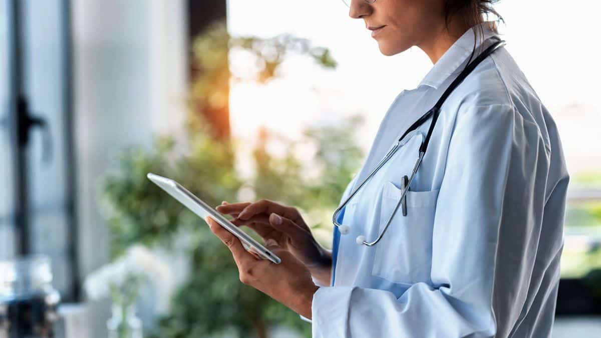 female graduate from The Blockchain Academy applies innovative blockchain strategies as a certified blockchain for the healthcare sector professional